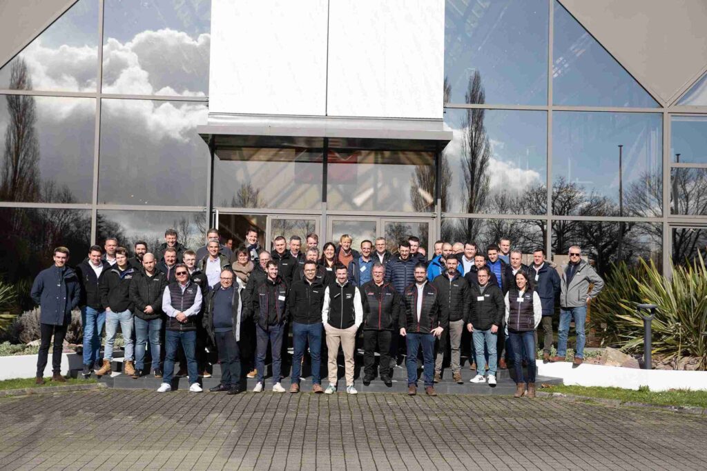 Photo de groupe devant M-extend