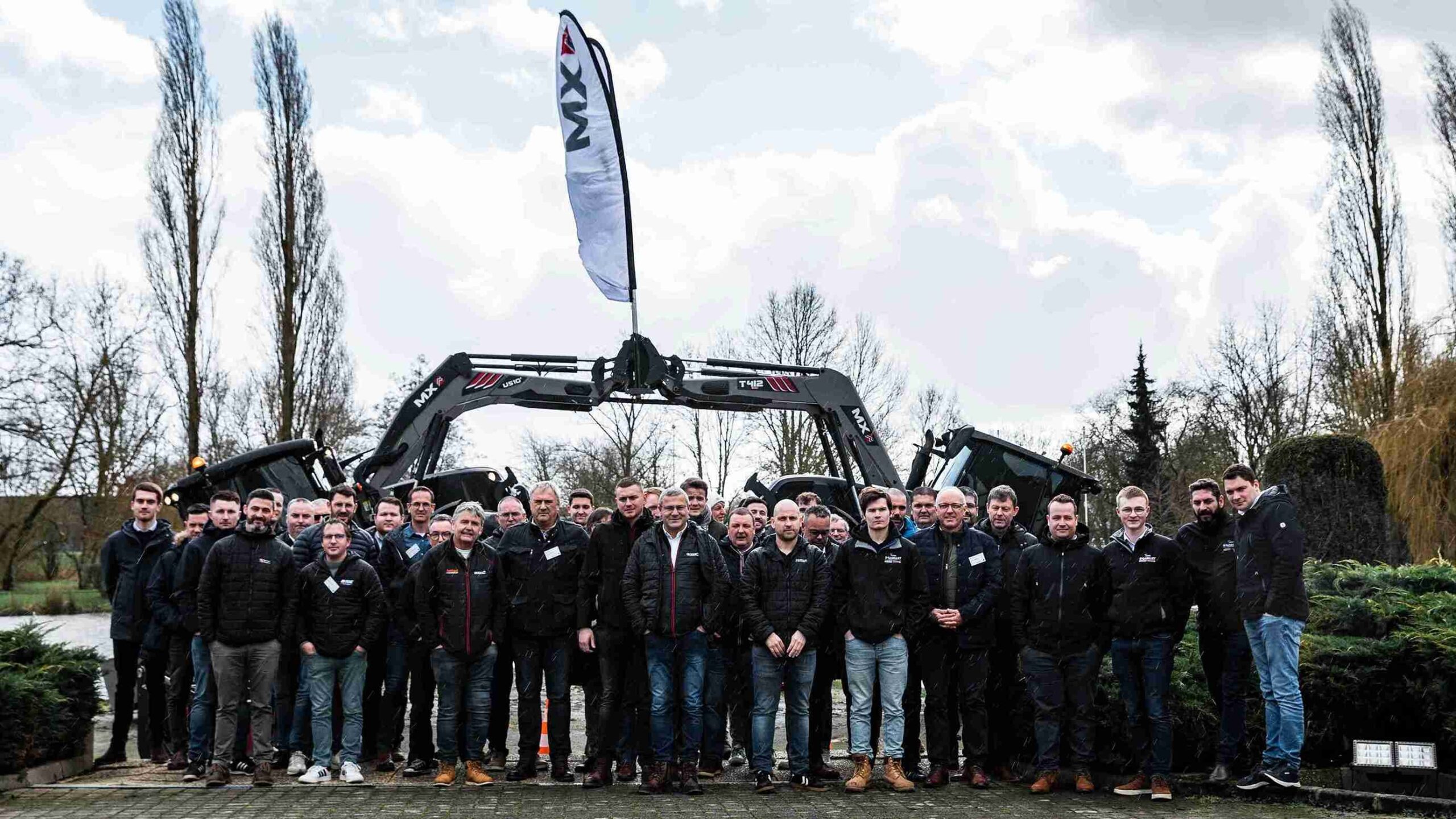 Photo de groupe Emil Frey devant chargeurs MX