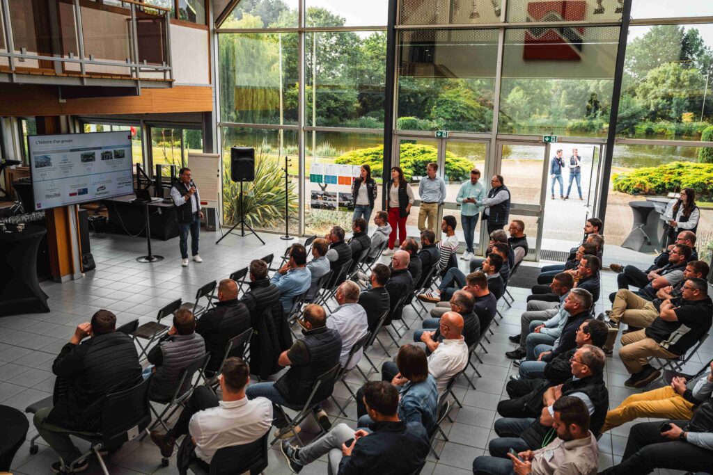 Prezentacja grupy M-Extend przez przedstawiciela handlowego przed dealerami DEUTZ-FAHR