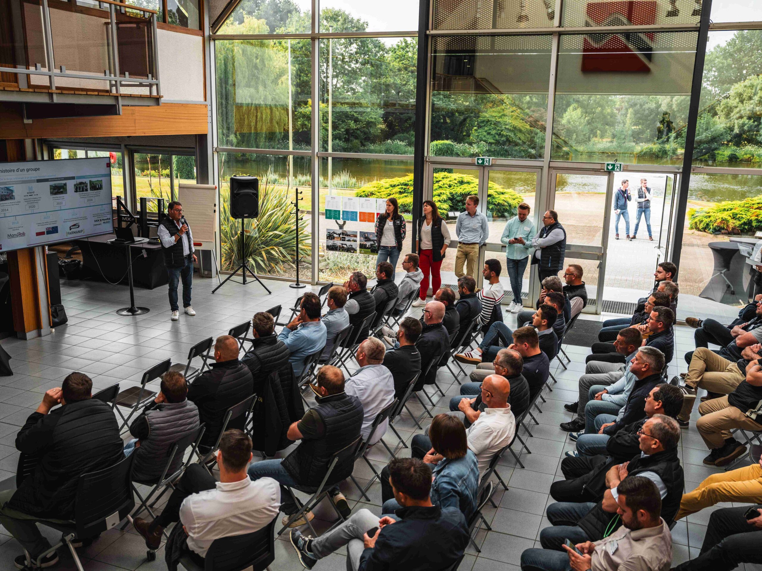 Presentation of the M-Extend group by a sales representative in front of DEUTZ-FAHR dealers