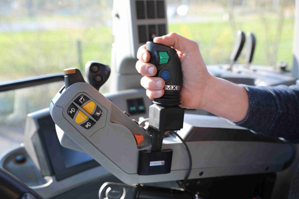 Traktor wyposażony w joystick E-PILOT S
