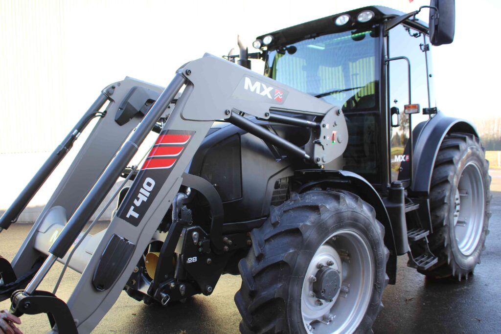 Traktor wyposażony w ładowacz MX T410