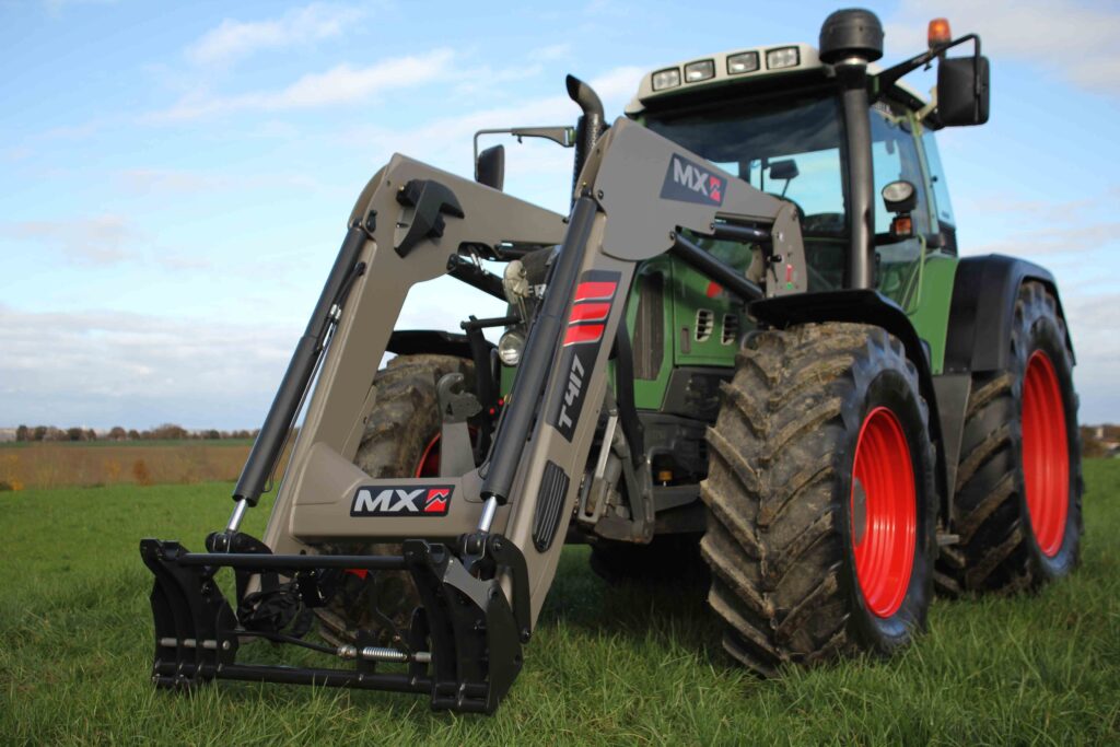 Traktor wyposażony w ładowacz MX T417