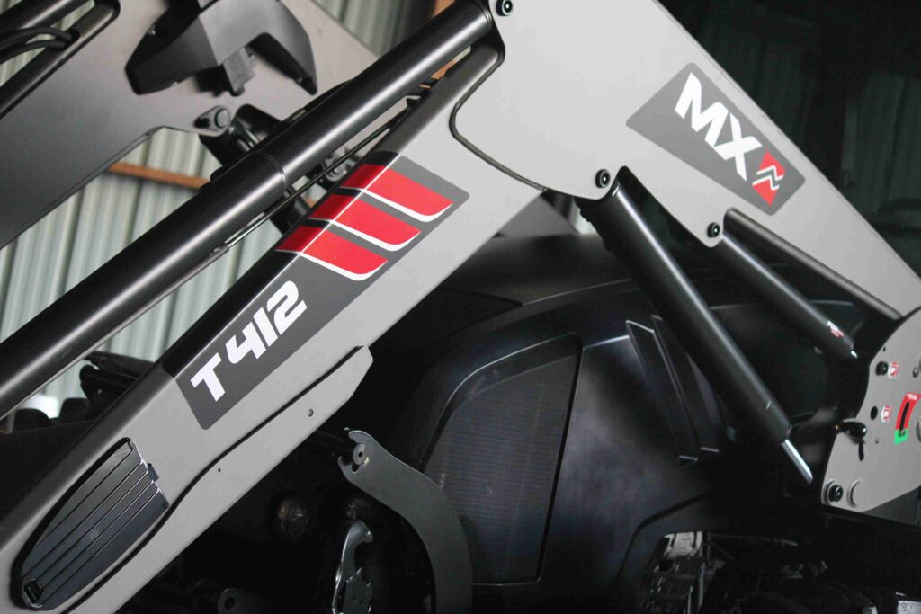 Traktor wyposażony w ładowacz MX T412