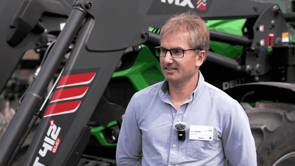 Portret Kevina JEANNE przed ładowaczem MX zamontowanym na traktorze DEUTZ-FAHR
